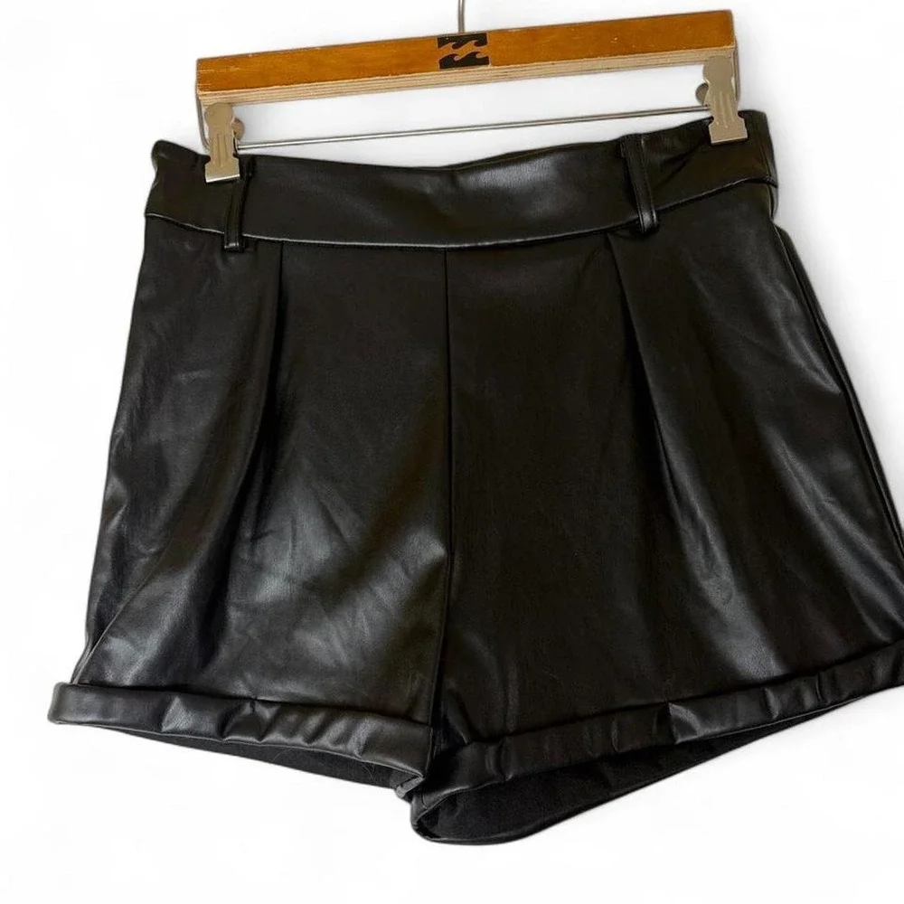 SHEIN Black Faux Leather Belted High Waist Pleated Shorts Women Size L 8/10